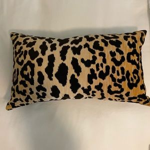Leopard lumbar pillow